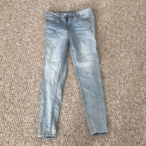 Light wash skinny jeans